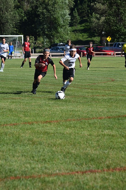 弗兰克：范德芬进球前我心想他要去哪，在场边喊让他快传球